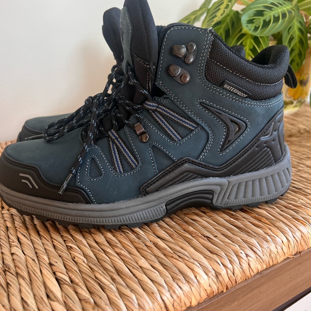Orthofeet Dakota Woman’s Waterproof  Hiking Boots - Blue/Black.Size 7 Never Worn